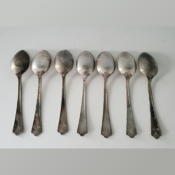 Lady Esther Set of 7 Silverplated Dinner Spoons - Picture 2 of 2